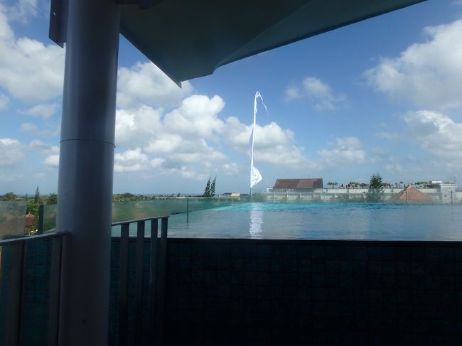 と、いうのも水温がかなり冷たいのです！<br />屋上なので強風なのと、太陽があたらないので水温があがらないのでしょう。どおりで誰もいないと思いました・・・<br />きっと午後になればもうちょっと水温もあがるのかな～