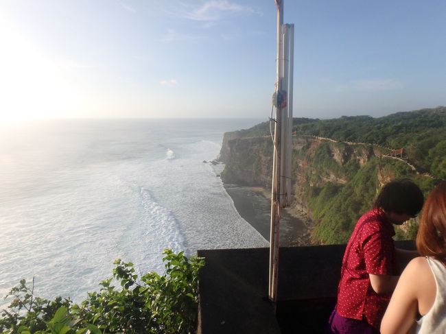 下を見下ろすと打ち寄せる波が！！