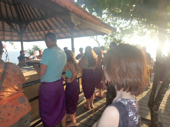 会場手前で受付。ガイドさんが手配してくれるのを待ちます。日本語をはじめ様々な言語の説明書がありました。