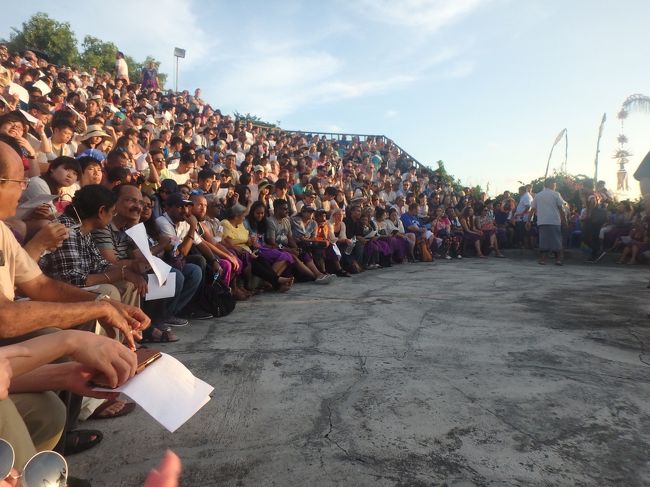 会場に到着。開始30分前にはついてましたが、既に座席はいっぱい！！<br />会場の方の案内でつめてもらい、最前列に座ることができました。さらに座席がいっぱいになったら通路、そこもいっぱいになったら地面にも人を座らせるらしいです。