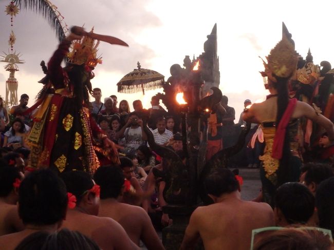 お妃様と悪者。<br />セリフはなく、表情と動きだけでお芝居されています。<br />王様役も女性がやっていたので最初は戸惑いましたが、事前に渡された解説にあらすじがのっていたので登場人物が誰かはすぐにわかりました。