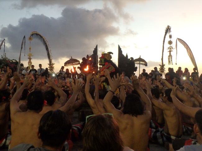 お芝居の途中もずっと声を出し続けてます。すごいなぁ。