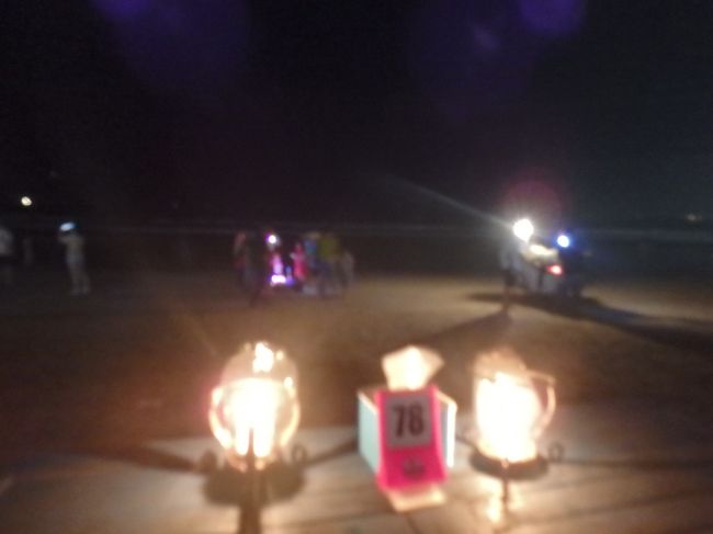 奥にぼんやりうつってるのは子供向けの光るオモチャをうっている屋台です。結構にぎわってました。<br /><br />2人で600,000ルピアのカップルセットを注文。<br />美味しかったのですが、あまりにも暗くていまいち自分が何を食べてるのかわからないくらいでした。写真に残すのはあきらめました。<br /><br /><br />海風もつよくなくて心地よかったです。干潮なのもあってすごい遠浅でした。