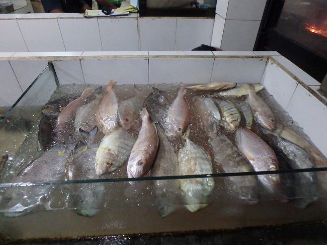 夕飯はジンバランのイカンバカールにやってきました！シーフードの炭焼きのお店がずらりと並んでいます。<br />ガイドブックにのっていたテバ・メガ・カフェに連れてきてもらいました。