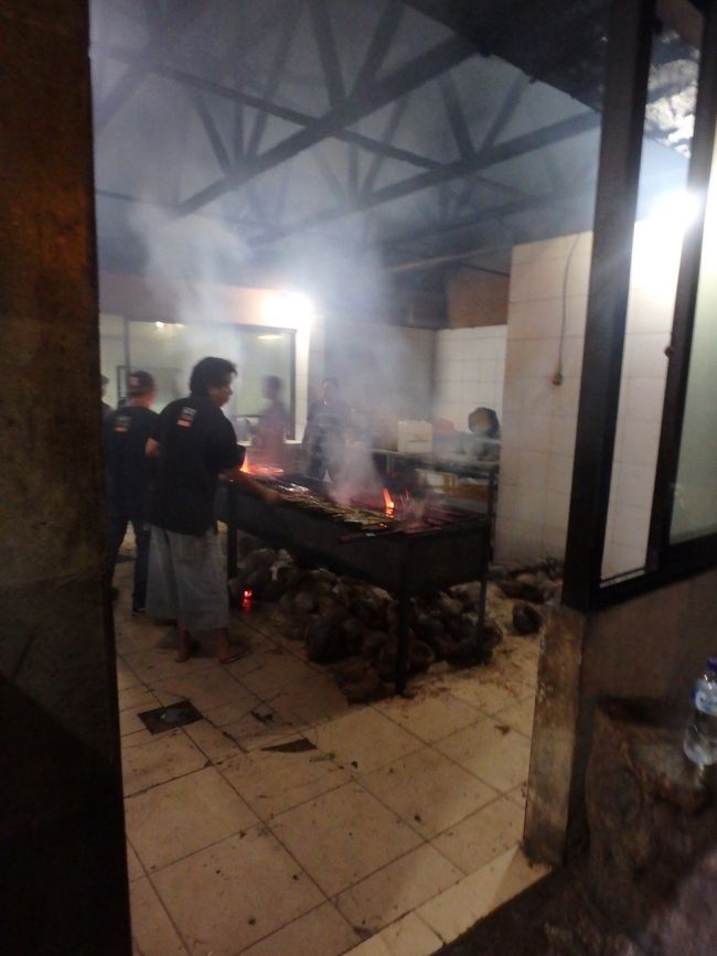 厨房ではケムリがモクモクです。