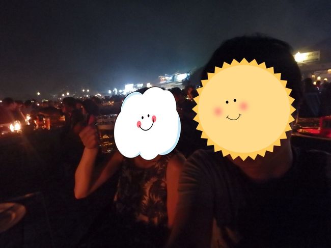 分かりづらいけどビール持ってます。<br /><br />この後ホテルに帰ると薬がきれたのかまたしても寒気がとまらず。なのに顔から上は異常にあつい。<br />熱上昇モードでバタンキューでした。<br />ノドも痛かったので今更ながら風邪だなぁと実感。<br /><br />結局最後の夜も街に繰り出しに行けずじまい。煙くさかったけど寝巻きに着替えるのが精いっぱいでシャワーも浴びずに鎮痛剤のんで寝ました。<br /><br />心は元気で遊びにいきたいのに体がおいつきません…あぁかなしい！<br />ほんとにほんとに健康が一番ですね！！