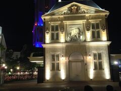 夜は特に綺麗。でも日没が8時近く、ライトアップされるころには腹ペコ