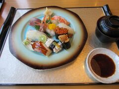 (b) 海鮮料理　きとら

　いろいろなお料理を出してくれます。写真付きのメニューあります。

　セットはこの日の私にはちょっと多そうだったので、写真はセットではなくて上握りの単品です。