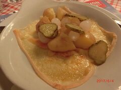 ヨハニターのメイン料理は薄い卵焼きのようなものの上に肉や野菜を乗せた料理でした。
スイス料理ということでしたが初めて食べました。