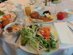 ディナーはチューリッヒ市内で食べて、朝だけホテルで食べた。
美味しい朝食です。