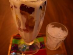 安南パーラーのチェーも食べなくてはと思って行ってきました。

全部入りのチェー、80000ドン。
日本人スタッフの方と日本語を話してちょっと落ち着いた～