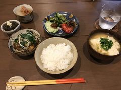 島宿願寿屋さんでは、朝食がついています。
宿泊棟となりのパーラーでいただけます。
この日は和食の朝食です。
ゴーヤやパパイヤの漬物がとても素朴でおいしいです。
ゆし豆腐のお味噌汁、もずく、煮物など、どれも体に良さそうなものばかり。
「おかず、たくさんありますからおかわりしてくださいね」の言葉にそのまま甘えていただいちゃいました。
