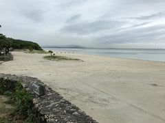 先ほどの幹線道路を利用して次に向かったのはコンドイ浜。
なんだか雨がぽつぽつしていますが、、、

先客１名の他は、だ～れもいない。
