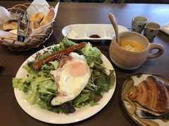 願寿屋さんでの朝食。
この日は洋食です。
たっぷりのサラダの上に目玉焼きやソーセージ、あたたかいパンが６種もあります。
かなりのボリュームなので、パンは全種制覇できませんでした。