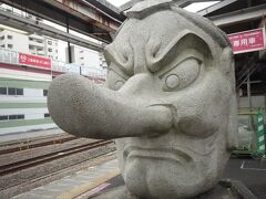 高尾駅に到着。
高尾山には天狗が住むといわれているので、駅にも大きな天狗の像があります。