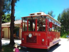 そうそう！この景色♪
ブセナテラスの可愛い赤いバスで記念撮影。

娘もかなり気に入ったようで
沖縄から帰っても
「赤いバスのった！」と言っています♪
↑
乗り物好きな娘です。

