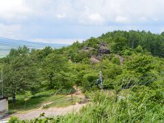 登山口の近くから見るしし岩

しし岩駐車場の右手に露出する溶岩で、
ししの形に見えるとのことですが、
ちょっと遠目でよく分かりませんでした。
