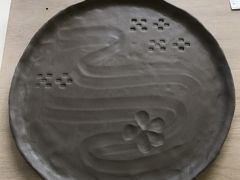まずは石垣焼窯元へ。
陶器にガラスを融合させて焼き上げるそうで、とっても興味津々だったので、どうしても制作してみたく、制作体験に行きました。
所要１時間～１時間半とのこと。
友人は適当に時間をつぶすということで、私と１組のカップルが一緒に説明を聞きながら制作しました。

粘土をドンといただくのですが、何を作るかは自分の自由。
お皿でもいいし、カップでも、置物でも。
私は大きめのお皿を作ることに。

で、作ったのがこちらです。
今回の旅で出会ったミンサーの文様と大好きなプルメリアを入れたくて。
波のようなラインもいれてみました。
へこんだ部分の深さにより、のせるガラスの色合いの出方が変わるようで、どうなるかとても楽しみです。

作品は約半年後郵送にて送ってくださいます。