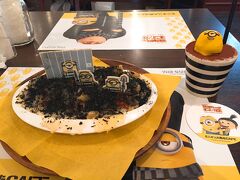 オーダーしたお料理は、見た目は何ともグロい(笑)、真っ黒なご飯、「ミニオンのプリズンブレイクドリア」。　

黒いのは、黒パン粉だそうです!　アイディアが凄いよね。　フツー、ここまで黒くしたかったら、イカ墨くらいしか思いつかないヨ!　野菜もゴロゴロ入ってて、とっても美味しかったです!　キャラカフェとは言えど、侮れません!