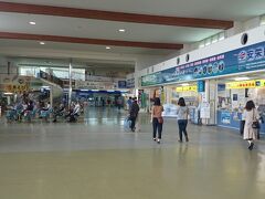 キャンプ見学もそこそこに、午後は観光。竹富島に向かう。仲間がネットで往復船と島内をバスで巡るツアーを予約してくれていた。