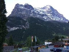 グリンデルワルターホフ
Grindelwalderhof
に泊まり、前のドルフ通りをグリーンデルワルトからフィルストバーンのゴンドラ乗り場までブラブラ散歩している時に、
アルプスの山々を見る、右がメンヒ4107m、左がアイガー3970mの勇姿が！
ドルフ通りからはなんてことない山です。