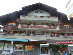 グリンデルワルターホフ
Grindelwalderhof
は、Grindelwald 駅からドルフ通りを3-400m東に行ったHotel Spinneの向こう側にあります。