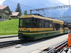 スイスで列車に初乗り、ヴェンゲンアルプ鉄道 Wengernalp Railway、
WAB登山鉄道に乗ります。