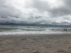せっかくなのでチェックアウト前にちょっとビーチに来てみました。
風はまだ強いし波も荒れてて気温も低いので見るだけですが。。。