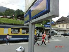 ベルナーオーバーラント鉄道 Bernese Oberland Bahn 略:BOB には乗らなかったが、
グリーンデルワルト駅にインターラーケンからの列車が来ていました。
軌間は1000mmで途中のツヴァイリュッチーネン駅で二つの線路に分かれています。
私達はKleine Scheidegg に行ったので、BOBに乗った場合はどちらからでも行けます。
