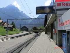 Bahnhof Grindelwald-Grund から11:55発のヴェンゲンアルプ鉄道に乗ります。