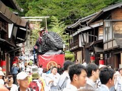 お囃子の音が聞こえてきたと思ったら獅子屋台が来てお祭りと知りました。