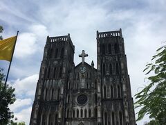ハノイ大教会です。ガイドマップなどにはここを基準に何分とか記載されており、ランドマーク的な存在です。