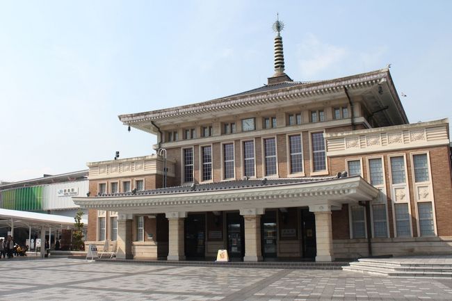JR奈良駅旧駅舎<br />昭和9年に建てられた近代化遺産。駅高架化のため一時解体が決定しましたが、市民から保存の声が上がり、移築して観光案内所として再利用されました。