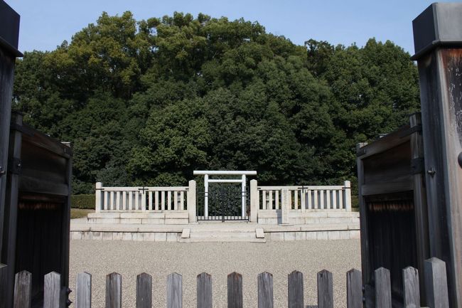 開化天皇陵<br />奥に歩いていくと天皇陵がありました。奈良に来たという感じ！