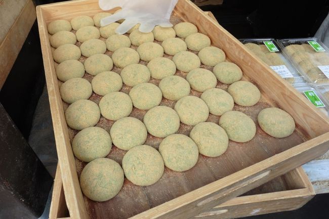 ランチ前だけどよもぎ餅とお煎餅を味見