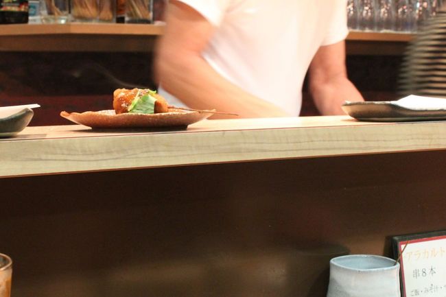 カウンターで揚げたてが食べられます。