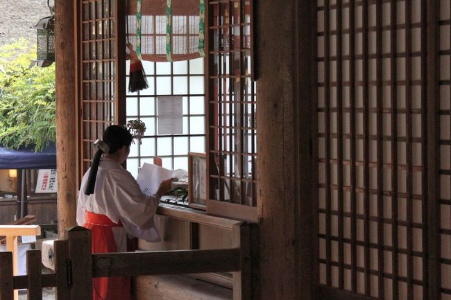 巫女さんは髪にお花を指していて華やか