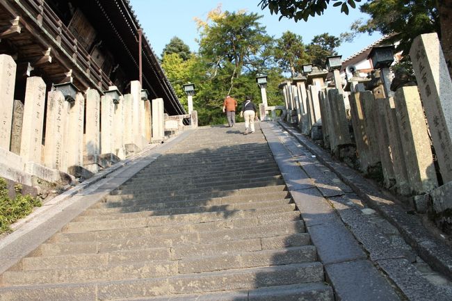 二月堂はこの急な階段を頑張って登らなくてはなりません