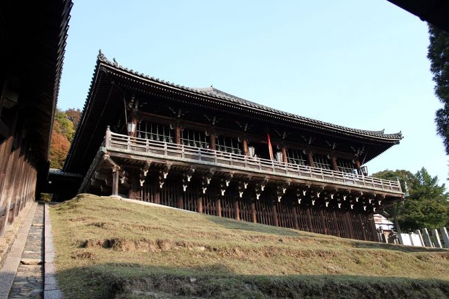 二月堂を登廊脇から見上げたところ