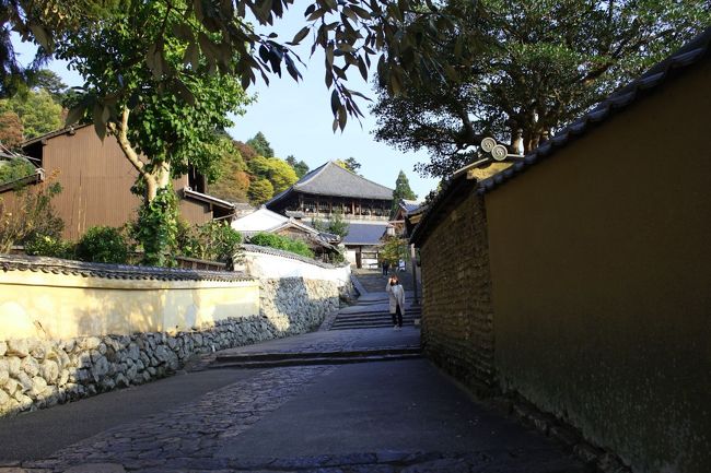 今度は二月堂の脇の道を通って大仏を見に行きます