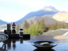 「 柚富の郷　彩岳館」という宿に泊まります。

チェックイン時に柚子のお茶菓子を頂きました。しかも由布岳を見ながら・・
癒されました。