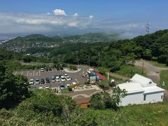 ●狭い駐車場

人気の場所な割には駐車場は狭い。
駐車場には食べ物屋が併設されている。
