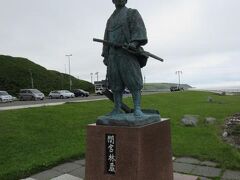 宗谷岬には観光バスが数台停まって、見どころは左から間宮林蔵立像、日本最北端の地の碑、宗谷岬音楽碑、と並んでいます。
間宮林蔵の立像は刀を差している。江戸時代の人ですもんね。伊能忠敬の弟子だったらしいです。
