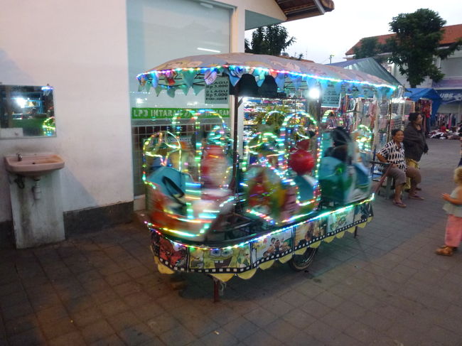入口横にはこんな小さなメリーゴーランドみたいな遊具があります。<br />