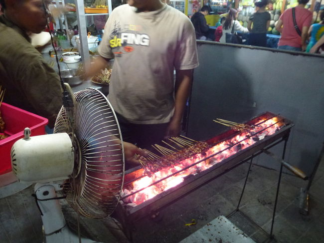 サティを炭火で焼いています。