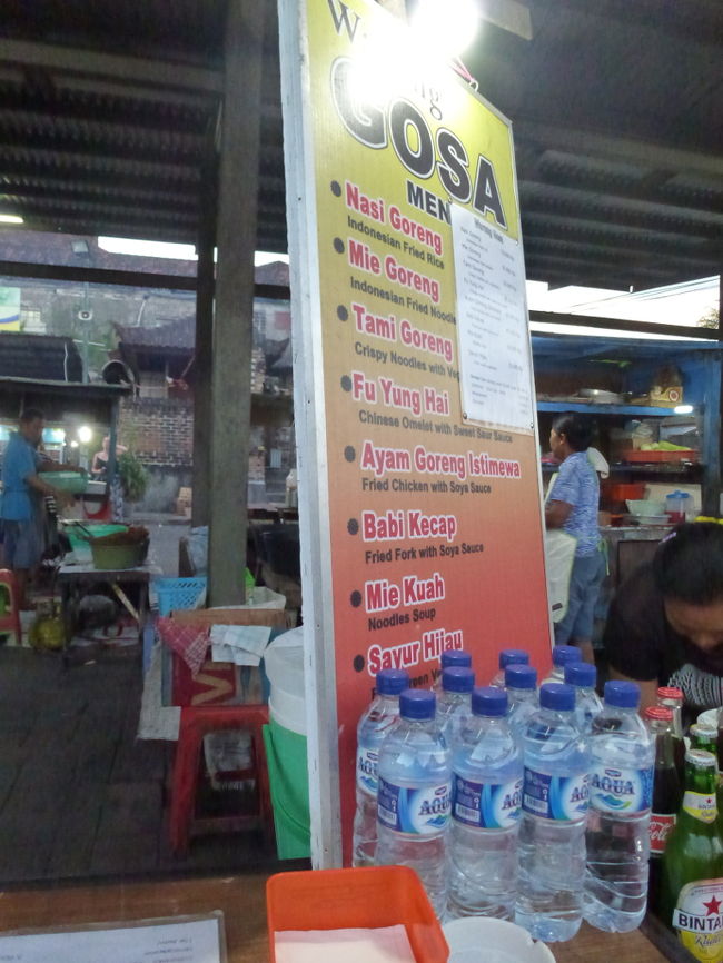 中でもいつも満席の、WarungGOSA。<br />人懐っこい笑顔のおばちゃんが切り盛りしています。