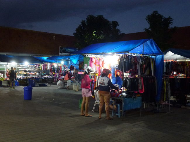 隣では日用品や衣料品も売っています。