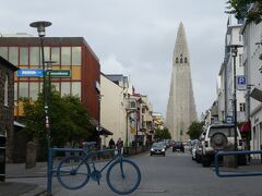 Reykjavik(レイキャビク)の町｡奥に見えるのは町のシンボルのハットルグリムス教会
です。
空港でレンタカーを借り街に来てホテルを探したのですが、町の道路は、一方通
行・通行禁止の所が沢山有って、そして狭い。その狭い車道両側に車が止まってい
る所もあり、ホテルまで右往左往してしまいました。

