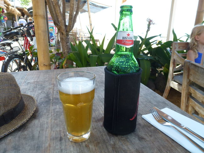 ある日のランチはオンザビーチの「Lilla Pantai」。<br />有名なIZAKAYAのお隣です。<br />昼からビール、ああしあわせ～。