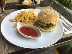 ホテルのレストランでもランチを頂きました。
UMAMI BURGER.
